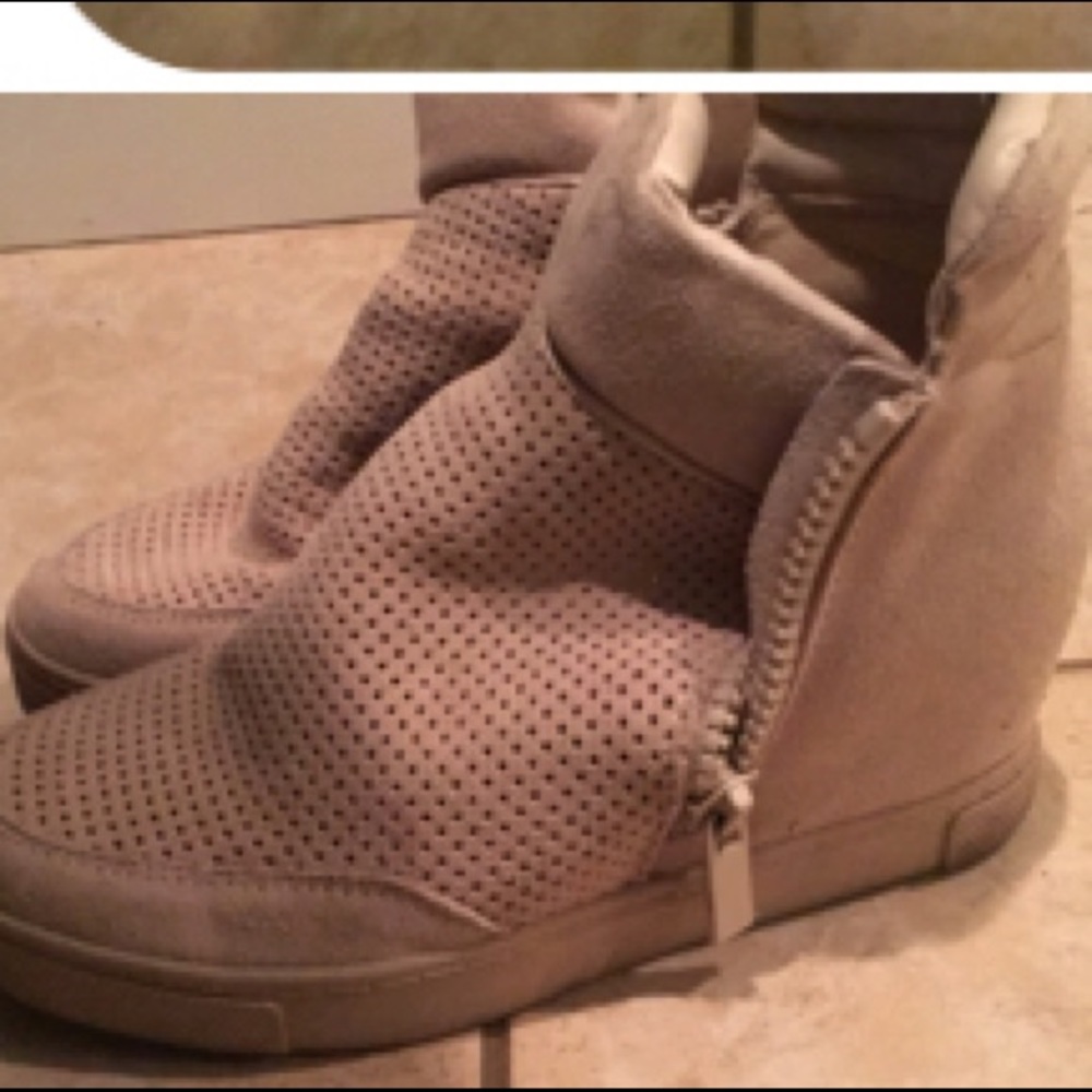 @sanjana_pytal Used Steve Madden boots tan wedge